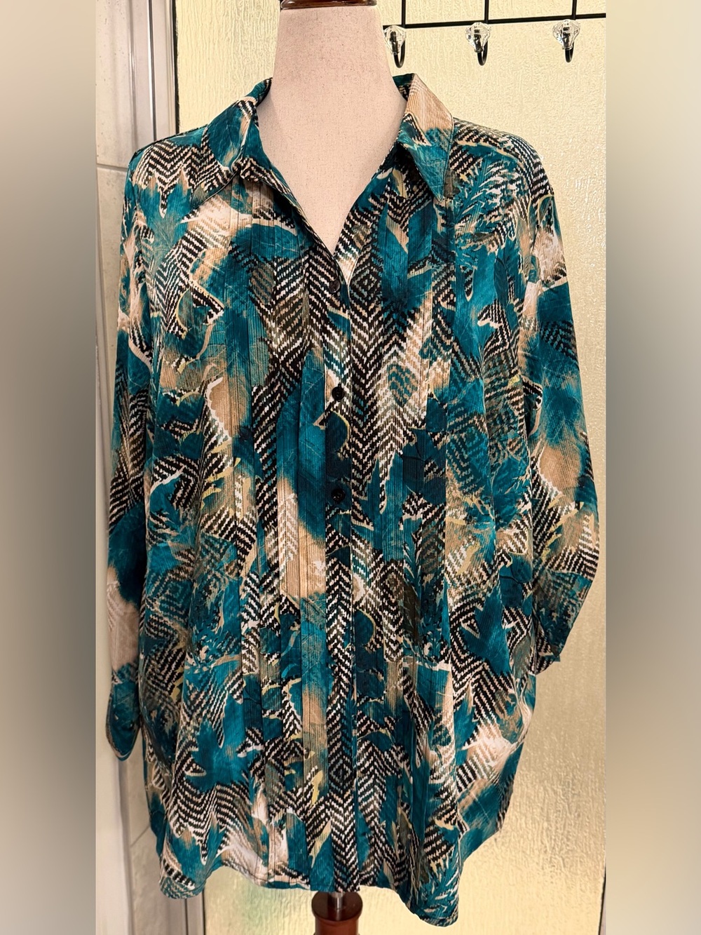 Catherines 1X Teal Geometric Abstract Button Up Blouse EUC $24 😀